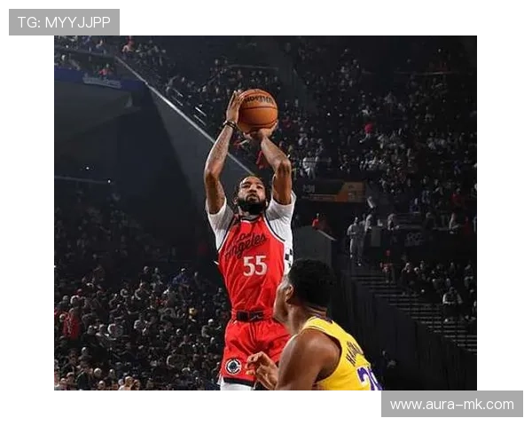 琼斯季后赛爆发引领球队逆袭，激情表现点燃球迷热情